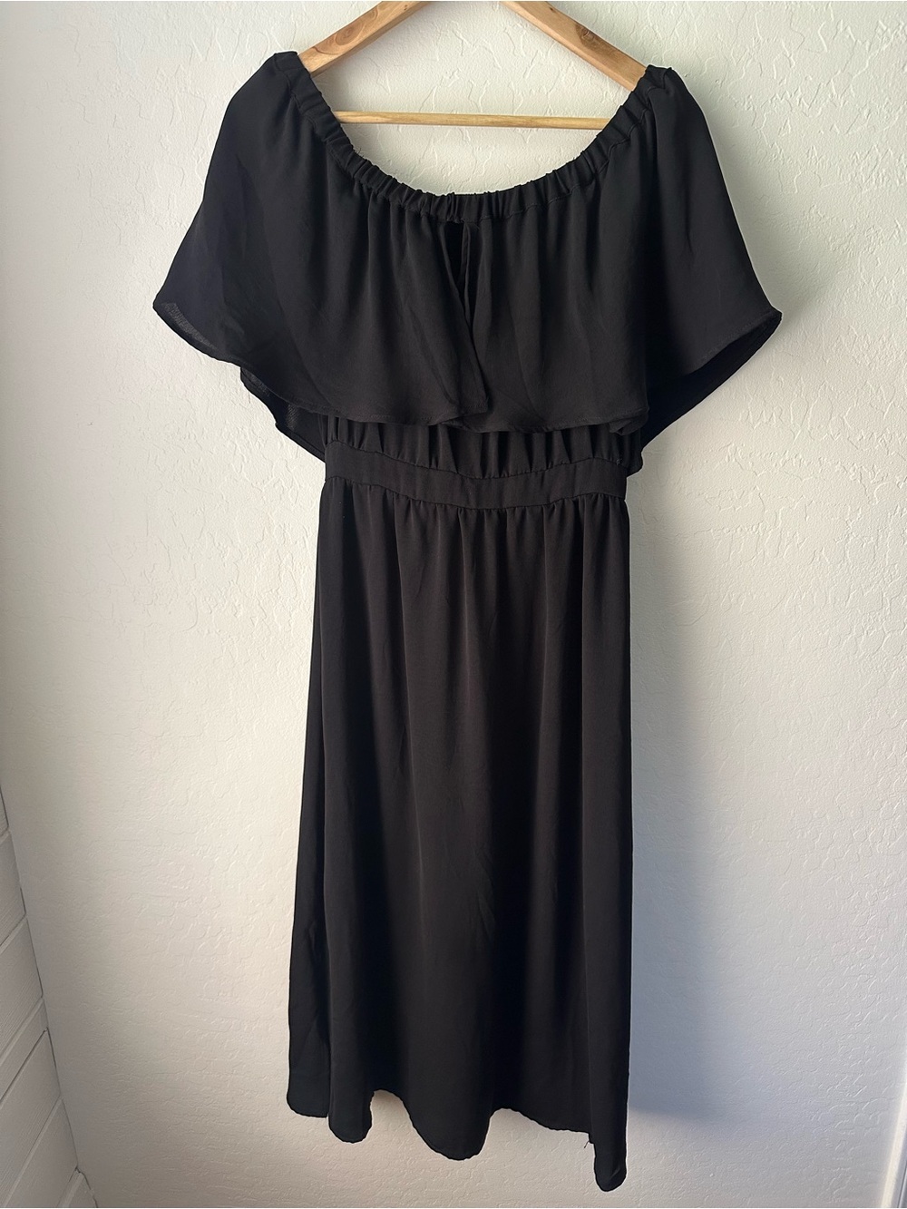 dRA Los Angeles Keyhole Off-The-Shoulder Midi Dress Size S